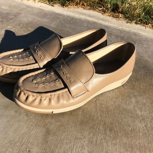Women's Flat Cream Colored Comfort Loafers - Size 9 - Picture 2 of 7